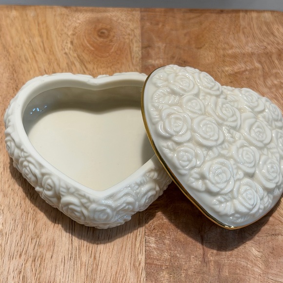 Lenox Handcrafted White and Gold Box - Picture 3 of 7